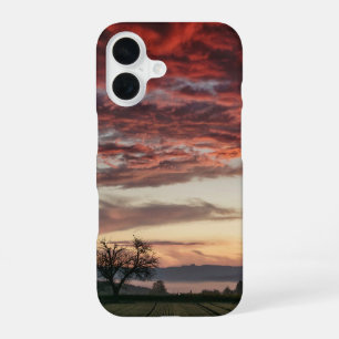 Funda Para iPhone 16 Campos verdes de árbol de atardecer de nubes rojas