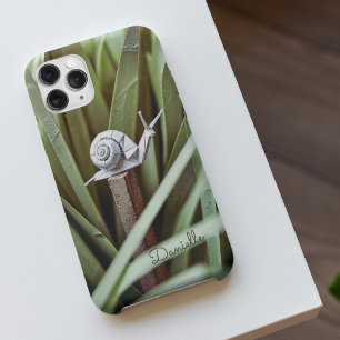 Funda Para iPhone 16 Caracol de origami de papel en el césped con monog