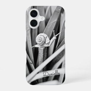 Funda Para iPhone 16 Caracol de origami de papel en el césped con monog