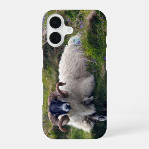 Funda Para iPhone 16 Carnero rizado atractivo descansando entre campani
