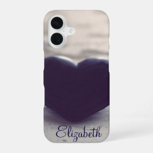 Funda Para iPhone 16 Corazón de Piedra Púrpura en una Playa Húmeda Pers
