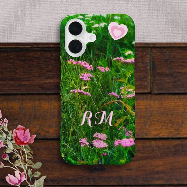 Funda Para iPhone 16 Corazones de flores silvestres rosadas monograma (A pretty phone case with custom initials and photograph of pink wildflowers and long grass)