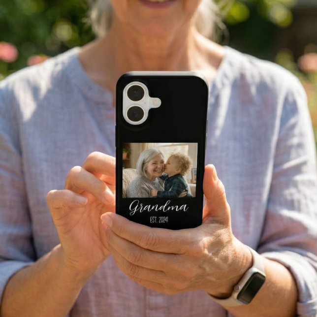Funda Para iPhone 16 Grandma Established Photo White Script Text (Subido por el creador)
