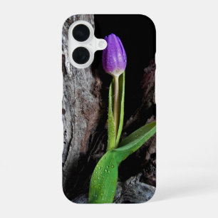 Funda Para iPhone 16 tulipán morado profundo sobre madera flotante