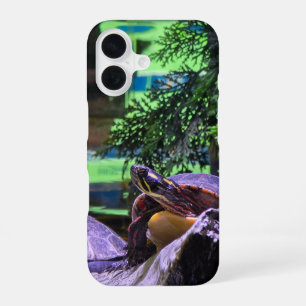 Funda Para iPhone 16 una tortuga colorida rodeada de árboles verdes exu