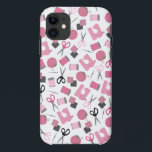 Funda para iPhone 5 con tema de costura<br><div class="desc">Un funda para el iPhone 5 con un diseño de temática de coser que consiste en una máquina de coser,  roscas de hilo,  un cojín de alfileres,  tijeras,  muelles de tela y agujas de coser. El diseño tiene un esquema de color rosa.</div>