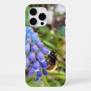 Funda Para iPhone 16 Pro Max Abeja en Muscari Armeniacum , Hiacinato de uva