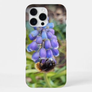 Funda Para iPhone 16 Pro Max Abeja en Muscari Armeniacum, Jacinto de uva