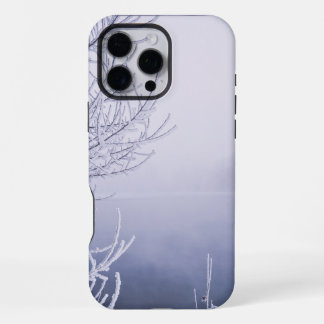 Funda Para iPhone 16 Pro Max Árbol congelado a orillas del lago