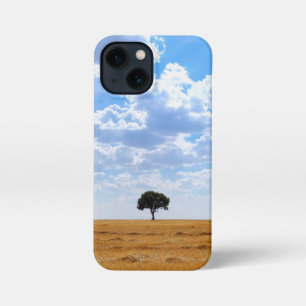 Funda Para iPhone 13 Mini Árbol en un campo de trigo cosechado