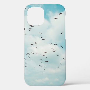 Funda Para iPhone 12 Bandada de palomas grises vuelan en un cielo azul