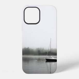 FUNDA PARA iPhone 12 BARCA NEGRA Y BLANCA EN EL LAGO
