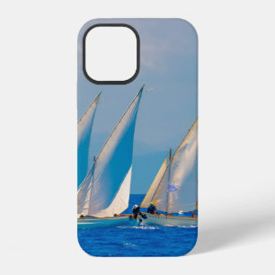 Funda Para iPhone 12 Barcos clásicos de vela de madera en una carrera,