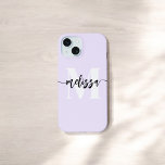 Funda Para iPhone 14 Calligrafía de pincel monograma púrpura<br><div class="desc">Audaz monograma serif combinado con caligrafía manuscrita de pincel.</div>