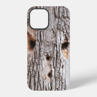 Cara de árbol con agujero de pájaro carpintero