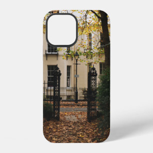 FUNDA PARA iPhone 12 CASA DE HORMIGÓN BLANCO RODEADA DE ÁRBOLES DURANTE