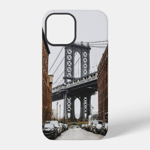 FUNDA PARA iPhone 12 COCHES APARCADOS CERCA DEL EDIFICIO MARRÓN