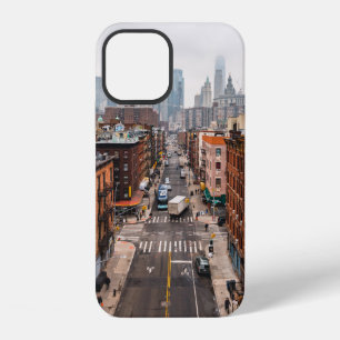 FUNDA PARA iPhone 12 COCHES EN CARRETERA ENTRE EDIFICIOS ALTOS DURANTE 