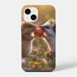 Funda Para iPhone 14 Compartiendo una Fresa - Erizo y Ratón Adorables