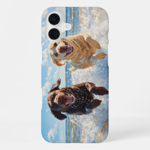 Funda Para iPhone 16 Plus Dos labradores retriever en la playa