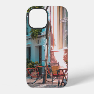 Funda Para iPhone 12 Dos mesas marrones afuera