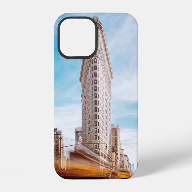 FUNDA PARA iPhone EDIFICIO DE HORMIGÓN BEIGE CERCA DE COCHES (Reverso )