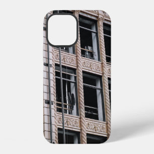 FUNDA PARA iPhone 12 EDIFICIO DE HORMIGÓN MARRÓN CON VENTANAS DE VIDRIO