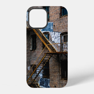 FUNDA PARA iPhone 12 EDIFICIO DE LADRILLO MARRÓN CON ESCALERA DE METAL 