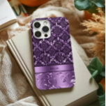 Funda Para iPhone 14 Pro Elegante textura metálica de Damasco floral púrpur<br><div class="desc">Patrón elegante de amortiguadores de encaje floral morado y negro con acento de impresión de textura metálica. Monograma de personalizable.</div>