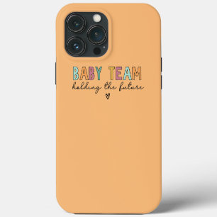 Funda Para iPhone 13 Pro Max Equipo de bebé sosteniendo el futuro 