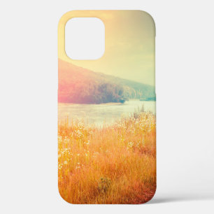Funda Para iPhone 12 Fantástico río nigroso con hierba fresca en el sol