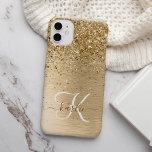 Funda Para iPhone 14 Faux Gold Cepillado Purpurina Metalizado Monograma<br><div class="desc">Personaliza fácilmente este diseño de estuches para iPhone de moda de moda con purpurina brillante de oro en bonito sobre fondo metálico cepillado de oro.</div>