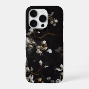 Funda Para iPhone 16 Pro Flores blancas melancólicas sobre fondo oscuro