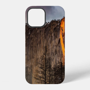 FUNDA PARA iPhone 12 FORMACIÓN DE ROCAS CON LAVA DURANTE EL DÍA