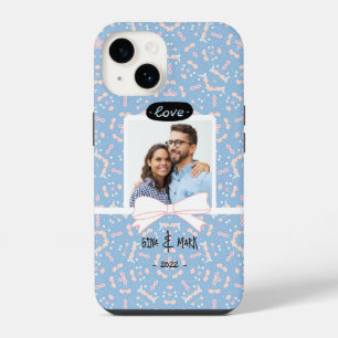 Funda Para iPhone 14 Foto de pareja con lazo rosa y nombres escritos a 