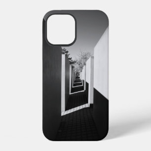 FUNDA PARA iPhone 12 FOTOGRAFÍA EN ESCALA DE GRISES DE CALLEJÓN