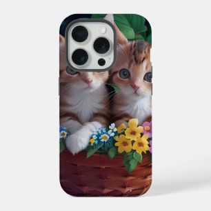 Gatitos curiosamente curados en una cesta de flore