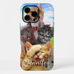 Funda Para iPhone 16 Pro Max Gatos divertidos en un campo verde.               