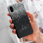 Glam Black Silver Purpurina Monograma Nombre<br><div class="desc">Estuche para iPhone elegante Monograma Glam Black Silver Purpurina. Personaliza fácilmente este diseño de moda de estuche de teléfono de moda con elegante purpurina brillante de plata sobre fondo negro. El diseño incluye su monograma manuscrito con giros de bonito y nombre.</div>