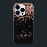 Funda Para iPhone 14 Pro Glam Rosa Purpurina Oro Elegante Monograma<br><div class="desc">Estuche Glam Rosa Gold Purpurina Elegante Monograma para iPhone. Personaliza fácilmente este diseño de moda de estuche de teléfono de moda con elegante purpurina brillante de oro rosa sobre un fondo negro. El diseño incluye su monograma manuscrito con giros de bonito y nombre.</div>