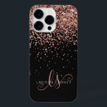 Funda Para iPhone 14 Pro Max Glam Rosa Purpurina Oro Elegante Monograma<br><div class="desc">Estuche Glam Rosa Gold Purpurina Elegante Monograma para iPhone. Personaliza fácilmente este diseño de moda de estuche de teléfono de moda con elegante purpurina brillante de oro rosa sobre un fondo negro. El diseño incluye su monograma manuscrito con giros de bonito y nombre.</div>