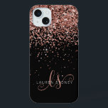 Glam Rosa Purpurina Oro Elegante Monograma<br><div class="desc">Estuche Glam Rosa Gold Purpurina Elegante Monograma para iPhone. Personaliza fácilmente este diseño de moda de estuche de teléfono de moda con elegante purpurina brillante de oro rosa sobre un fondo negro. El diseño incluye su monograma manuscrito con giros de bonito y nombre.</div>