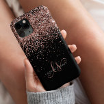 Funda Para iPhone 14 Plus Glam Rosa Purpurina Oro Elegante Monograma<br><div class="desc">Estuche Glam Rosa Gold Purpurina Elegante Monograma para iPhone. Personaliza fácilmente este diseño de moda de estuche de teléfono de moda con elegante purpurina brillante de oro rosa sobre un fondo negro. El diseño incluye su monograma manuscrito con giros de bonito y nombre.</div>