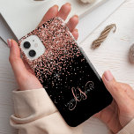 Funda Para iPhone 14 Glam Rosa Purpurina Oro Elegante Monograma<br><div class="desc">Estuche Glam Rosa Gold Purpurina Elegante Monograma para iPhone. Personaliza fácilmente este diseño de moda de estuche de teléfono de moda con elegante purpurina brillante de oro rosa sobre un fondo negro. El diseño incluye su monograma manuscrito con giros de bonito y nombre.</div>