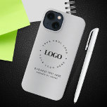 Gris plateado Metálico Añadir Personalizado logoti<br><div class="desc">Promociona tu negocio con este estuche para iPhone genial,  con fondo metálico plateado,  logotipo personalizado y texto. Añade fácilmente tus detalles haciendo clic en la opción "personalizar".</div>