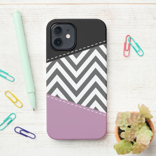 Funda Para iPhone Gris Zigzag, Gris Chevron, Zigzag Pattern, Púrpura (En el escritorio)