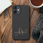 Funda Para iPhone 14 Guión femenino de oro negro moderno monogramado<br><div class="desc">Estuche para iPhone monogramado moderno con guión femenino de oro negro. Personalice fácilmente este moderno y elegante estuche de teléfono con su monograma y nombre personalizado.</div>