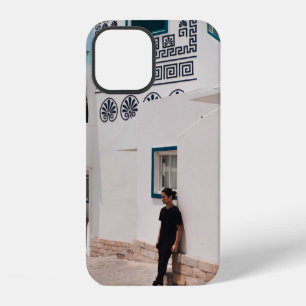 Funda Para iPhone 12 Hombre apoyado en casa de concreto