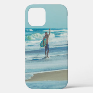 Funda Para iPhone 12 Hombre llevando tabla de surf en la playa