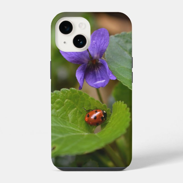 Funda Para iPhone Ladybug sobre las dulces flores violetas (Reverso )